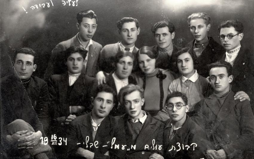 The Amal Group of immigrants from Šiauliai to Eretz Israel (Mandatory Palestine) before their departure, December 1934