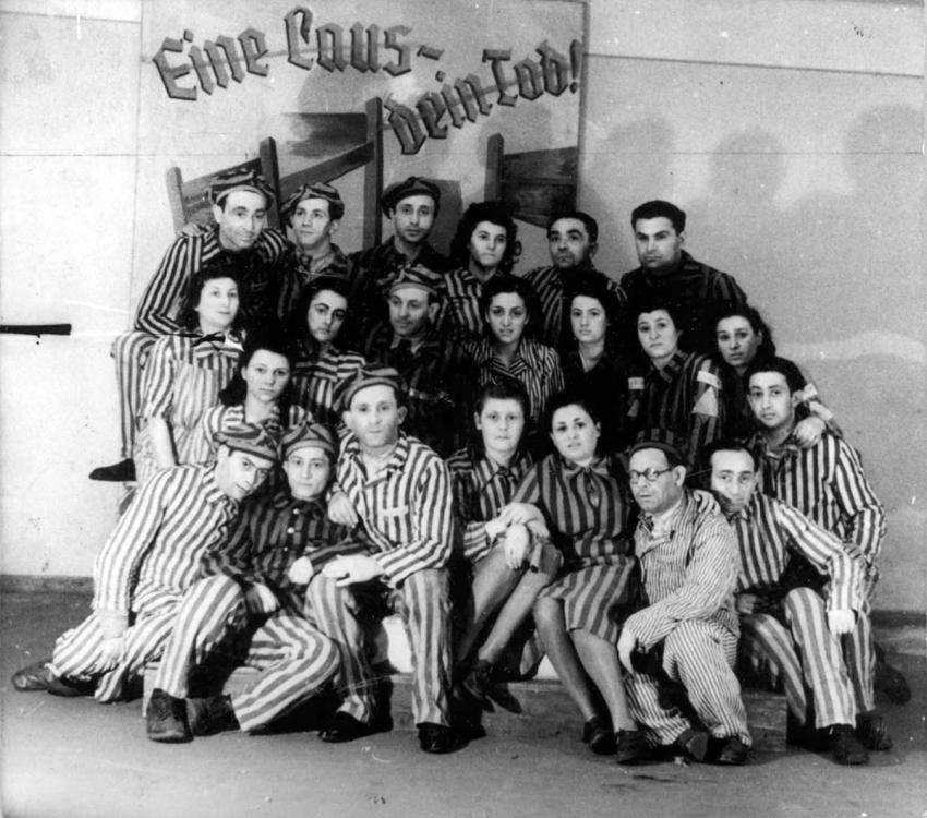 Miembros del teatro «Kazet» (acrónimo alemán de KZ - campo de concentración]) en Bergen-Belsen. El teatro fue fundado en 1945 en el campo de desplazados