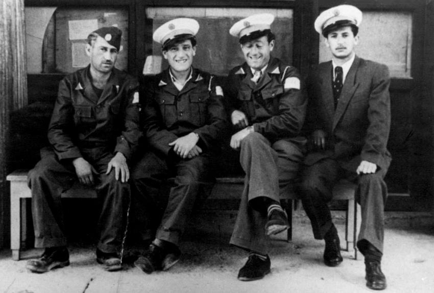 חברי המשמר היהודי במחנה פרמו שבאיטליה, 1947. מימין - אליעזר לזר.