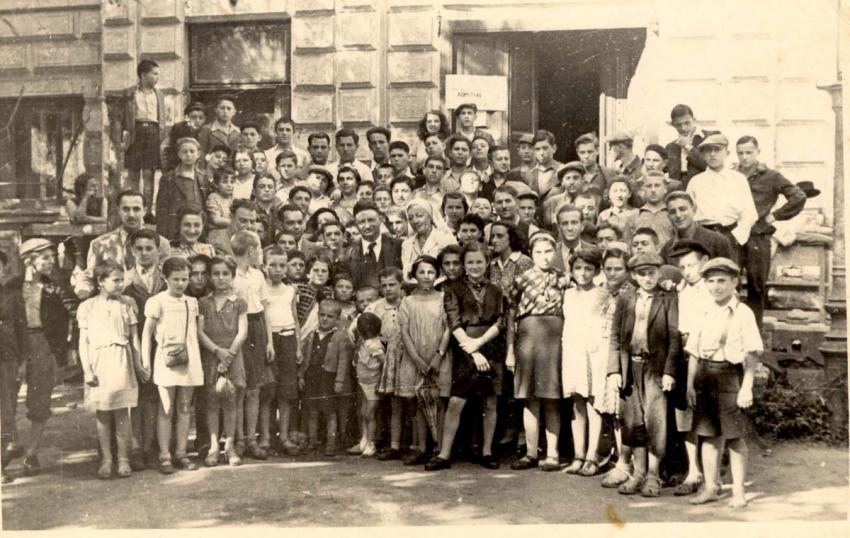 יתומי טרנסניסטריה עם מוריהם פרד שרגה וחנה קווה, בוקרשט, רומניה, 1944