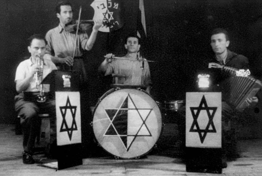 תזמורת במחנה העקורים ריבולי (Rivoli) שבאיטליה, 1948. משמאל - משה אברמוביץ.