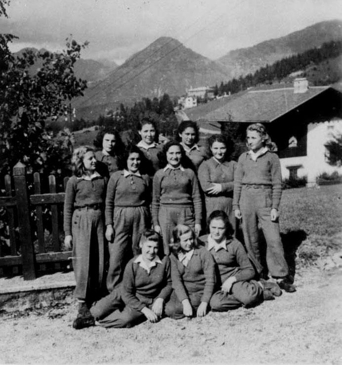 קבוצת נערות בבית סלבינו שבאיטליה אחרי המלחמה. עומדת ראשונה מימין - מרים בן דור.