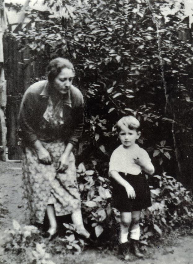 חנה גולדשטיין ובנה שמעון (גונן) לפני המלחמה