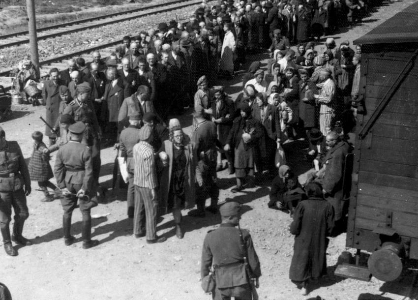 Juden werden auf dem Ankunftsbahnsteig in Birkenau, der als „Rampe“ bekannt ist, der Selektion unterzogen. 