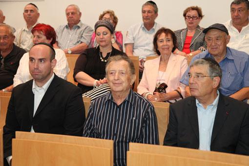Right to left: Avner Shalev, Chairman of the Yad Vashem Directorate; Avraham Harshalom; Yaniv Oren, Director of the Israel Society of Yad Vashem 