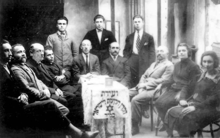 Keren Kayemet Committee in Mir, 1925. Third from right – Avraham Eskolsky