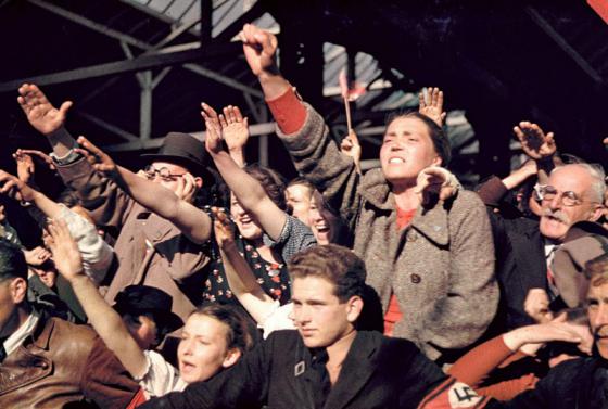 Multitud vitoreando a Hitler, Alemania, 1938
