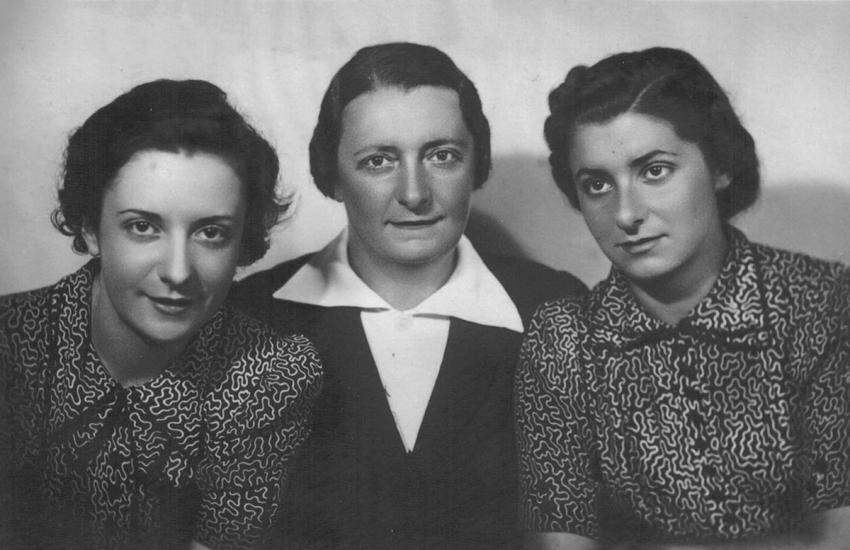 De izquierda a derecha: Helga Wolfenstein, su madre Hermine Wolfenstein y su hermana Renate, 1939