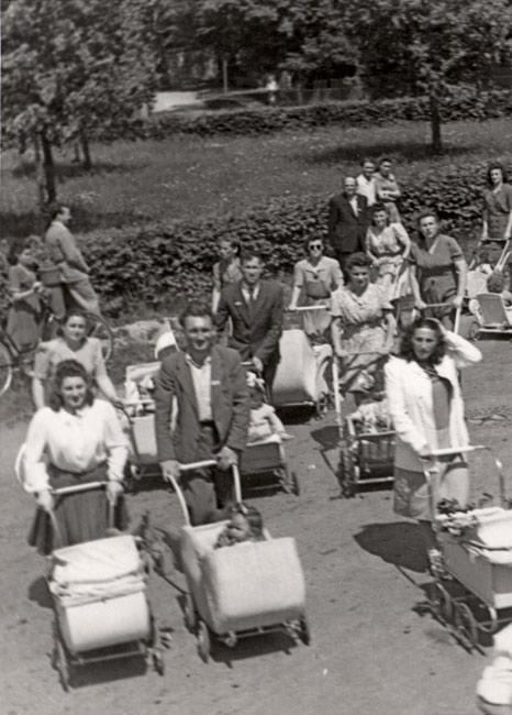 Padres y bebés en el campo de Landsberg, Alemania 16/5/1948