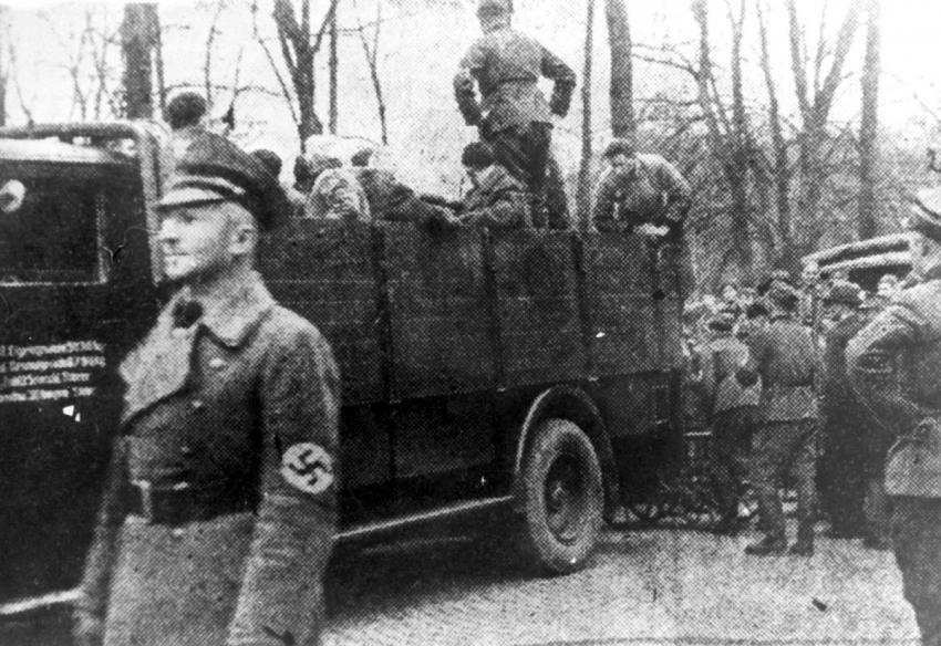 הפקיד הנאצי בדרגת קרייזלייטר (Kreisleiter) וייגרט (Weigert) מפקח על גירוש יהודים מרגנסבורג למחנה הריכוז דכאו בעת ארועי ליל הבדולח, 10 בנובמבר 1938. 