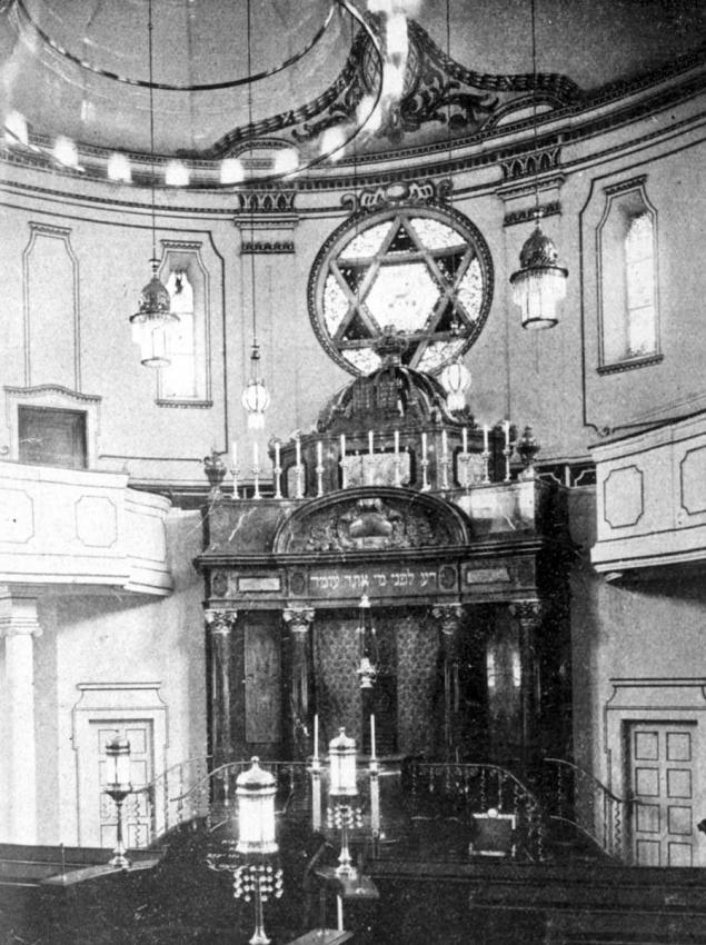 ארון הקודש והבימה בבית הכנסת ברגנסבורג.