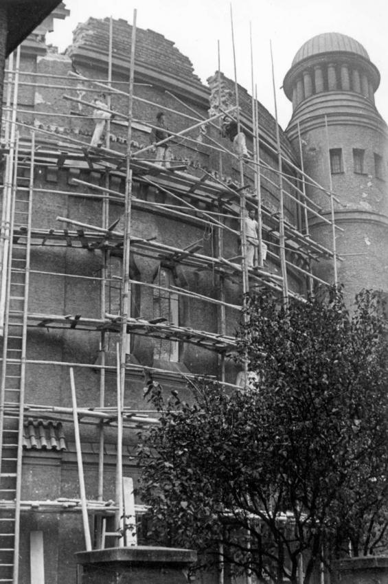 שיפוץ בית הכנסת ברגנסבורג לאחר פרעות ליל הבדולח בנובמבר 1938.