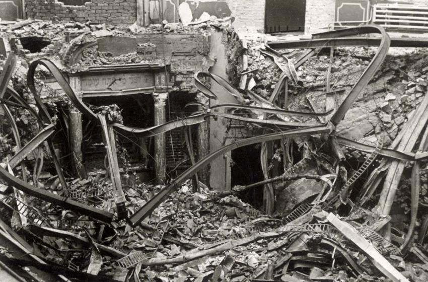 הריסות בית הכנסת ברגנסבורג לאחר ליל הבדולח, 10 בנובמבר 1938.