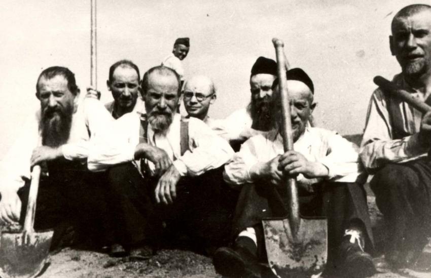 יהודים בעבודת כפייה בדומברובה גורניצ'ה. מימין - מנדל אוסטרוביצ'ק.