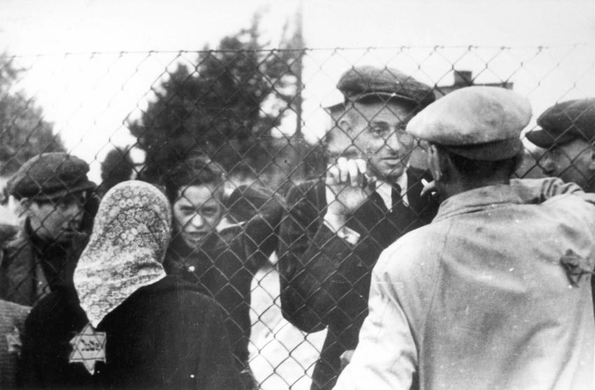 לודז', פולין – יהודים נפרדים מקרוביהם לפני גירושם למחנות