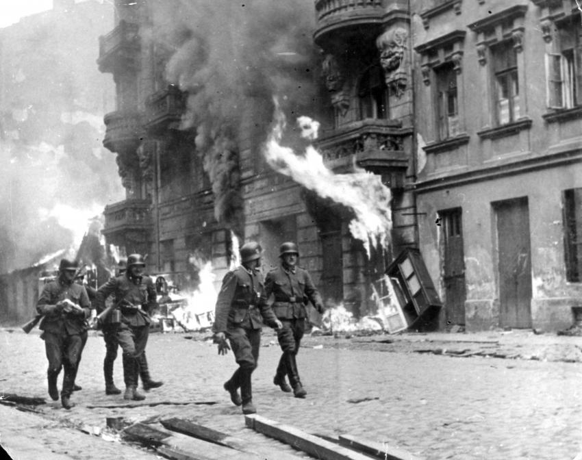Солдаты генерала Штропа проходят мимо горящих зданий. Варшава, Польша. 1943