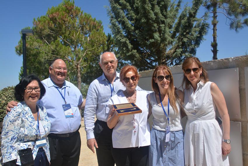 Evelyn y Jaime Ellstein junto a sus hijas Sharon y Sandra durante la develación de la placa en honor de su familia en la Pared de los Nuevos Builders con Perla Hazan y Shaya Ben Yehuda