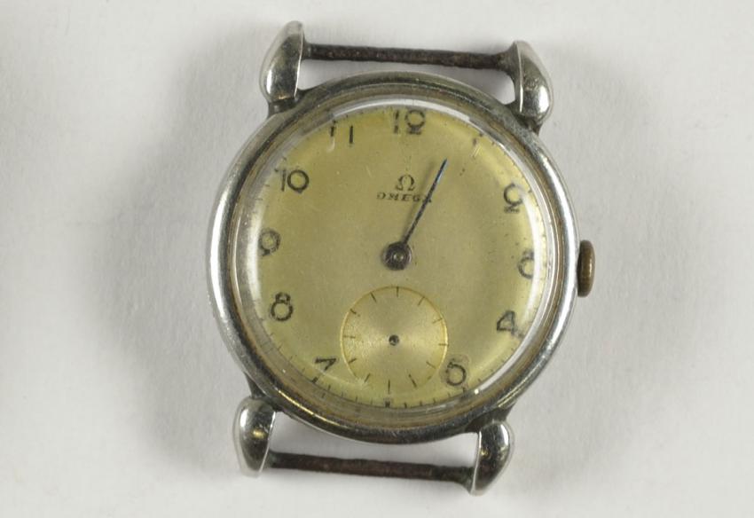 שעון היד של רופאת השיניים ורה פירסט אותו נתנה לבתה קתרינה זמן קצר לפני ששמה קץ לחייה