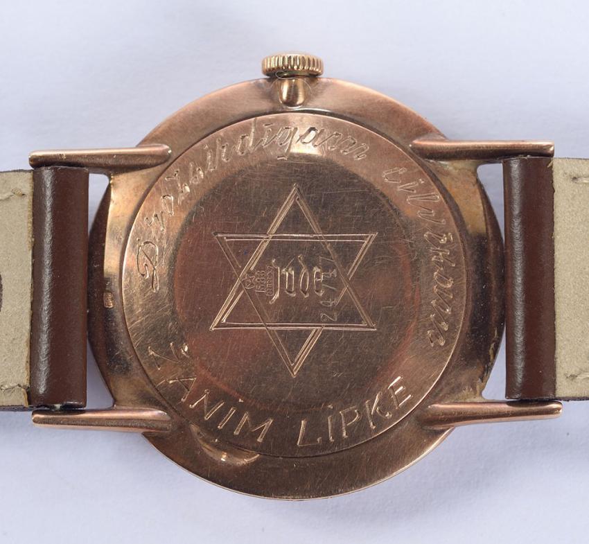 שעון זהב שהעניק חיים (ארקה) סמוליאנסקי לאחר המלחמה ליאניס ליפקה שבביתו הוסתר כהוקרה על שהציל את חייו