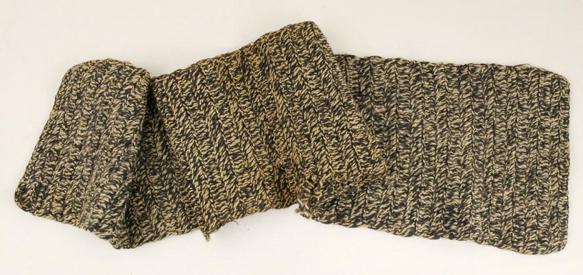 Knitted scarf that Feliks Goldwag (Davidson) received from his father David Goldwag when they parted