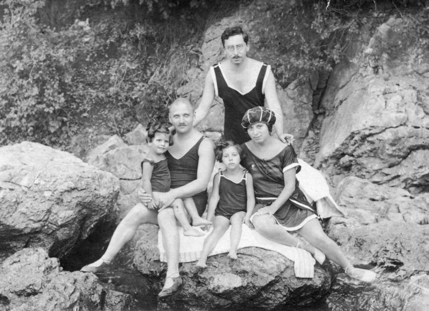 יוסף וגיזי פליישמן עם בנותיהם עליזה-ליצי ויהודית-ג'וזי (יושבים) וגוסטב-גרשון פישר, אחיה של גיזי, לפני המלחמה. 