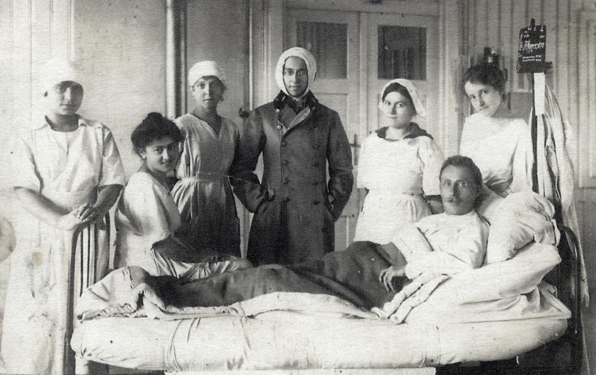 סטלה-אסתר מורגנשטרן (לימים ריין), אחות מתנדבת בבית חולים צבאי בווינה, אוסטריה, במלחמת העולם הראשונה.