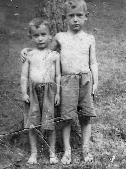 האחים אהרון (מימין) ואליעזר זלקינד, קיץ 1939, פוספיישקי, כפר קטן ומיוער בפאתי וילנה ששימש כמקום קיט ונופש לתושבי וילנה האמידים.