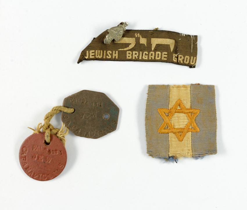 Insignia y chapa de identificación de la Brigada Judía pertenecientes a Shmuel Gafni del kibutz Mishmarot, que se alistó para combatir a los nazis