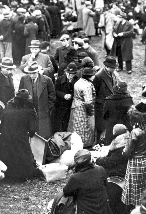 Octubre de  1938. Expulsión de judíos polacos de Alemania a Zbaszyn (Polonia)
