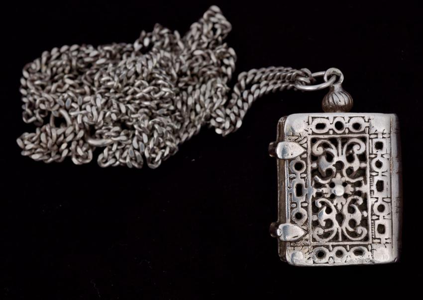 Locket and chain belonging to Paula Samson from Norden, Germany that she gave her son Heinz when they parted