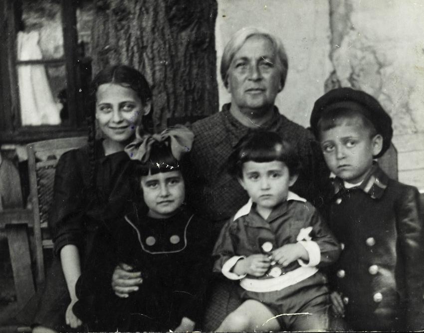 Brandl Arshanski and her grandchildren.  Kiev, April 1941