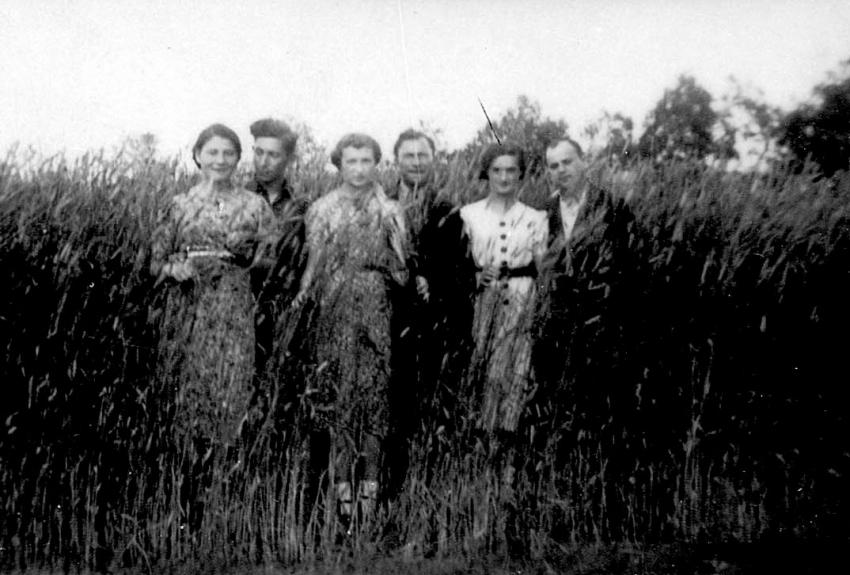 Friends on a hike, Mir, summer 1939. Left to right: Rachel Kaplan, Yisrael Reznik, unidentified, unidentified, Rachel (née Reznik) and Gershon Eskolsky.