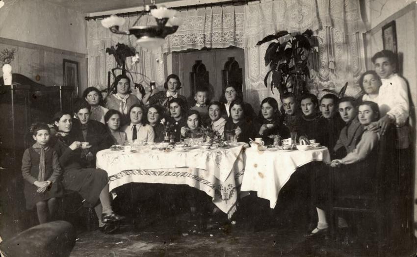 חברי קיבוץ ההכשרה הדתי "טלז", ליטא, נובמבר 1935