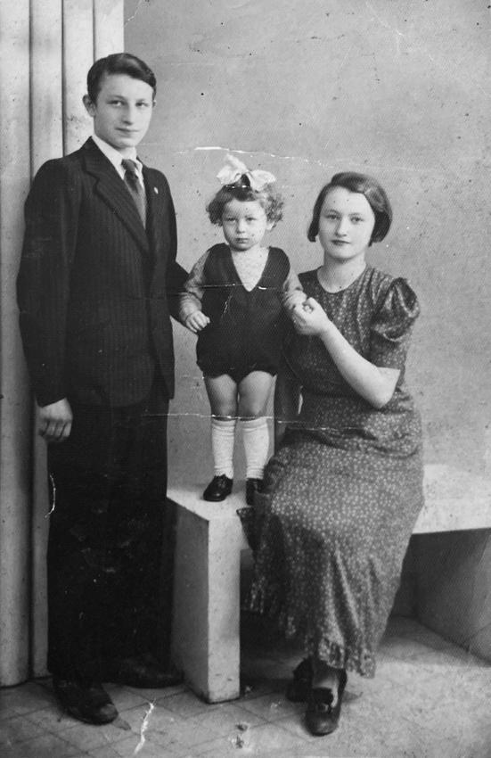 Guédalia Granilic, bébé entouré de ses parents, Moshé et Sonia, 1922/23