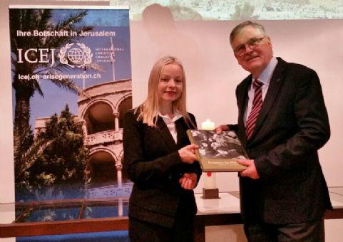 Dr. Susanna Kokkonen presenting ICEJ Switzerland National Director Hansjorg Bischof with a German copy of the Yad Vashem publication ‘To Bear Witness – Holocaust Remembrance at Yad Vashem’ following her lecture at EMK Kirche Zelthof in Zurich