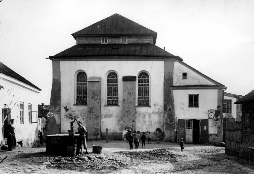 Façade of the Nieśwież synagogue in the 1920s