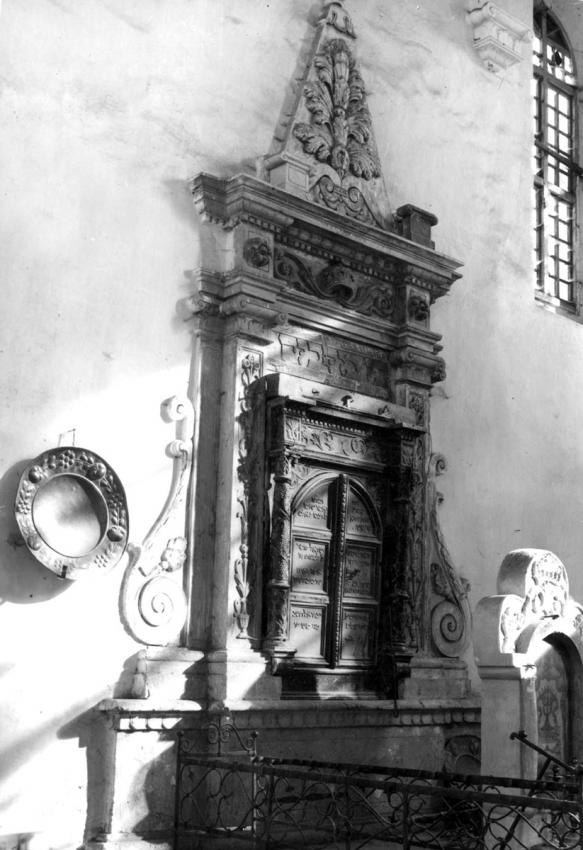 ארון הקודש בבית כנסת בשידלובייץ לפני המלחמה.