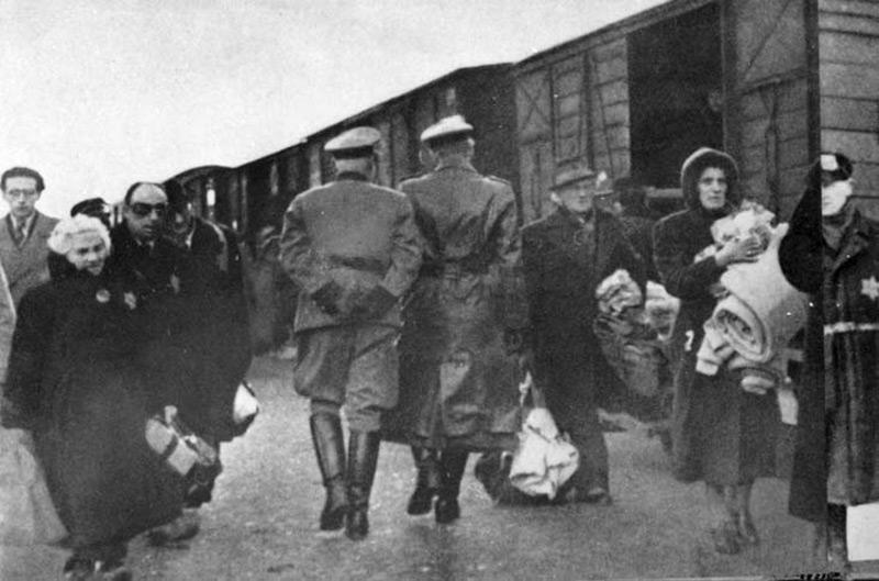 荷兰犹太人登上去奥斯威辛的驱逐列车，荷兰韦斯特博克，1943年