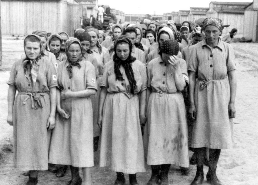 Photo n°20 : Prisonnières juives devant les baraques