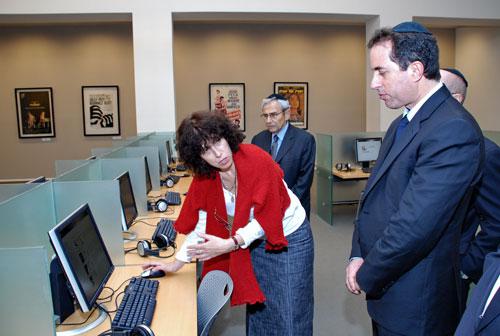 Jerry Seinfeld at computer station with Mimi Ash of the Visual Center, November 2007