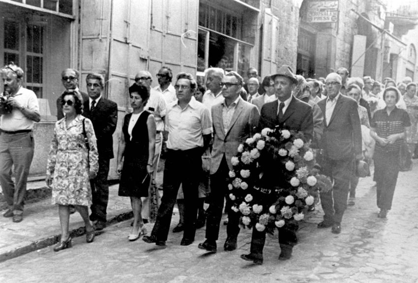 Funeral de Schindler. Sus sobrevivientes siguen el ataúd por las calles de la Ciudad Vieja de Jerusalén camino del cementerio latino