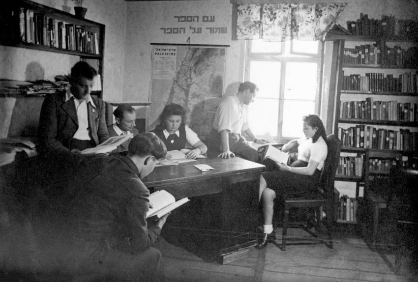 חדר קריאה בקיבוץ בוכנוואלד במחנה העקורים בבוכנוואלד