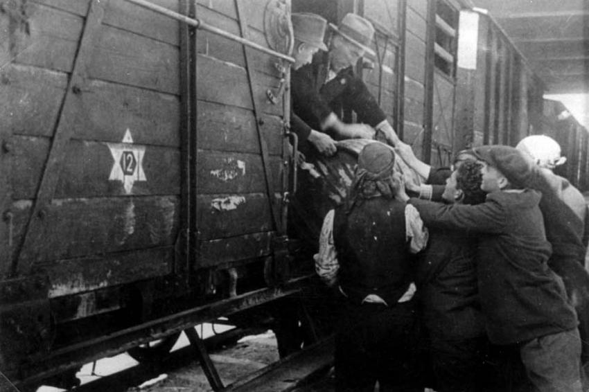 יהודים ממקדוניה מועלים לקרונות מטען שיובילו אותם למחנה ההשמדה טרבלינקה. איש מהמגורשים לא נותר בחיים. מרס 1943