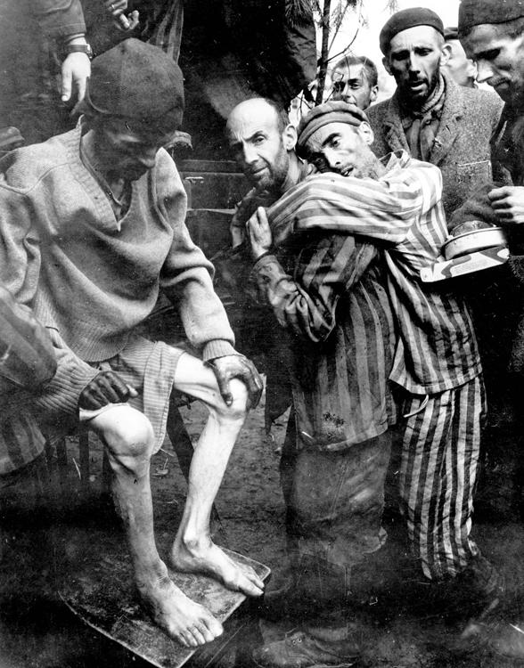 אסירים ממתינים לפינוי לבית חולים שדה, 1945, וובלין, גרמניה