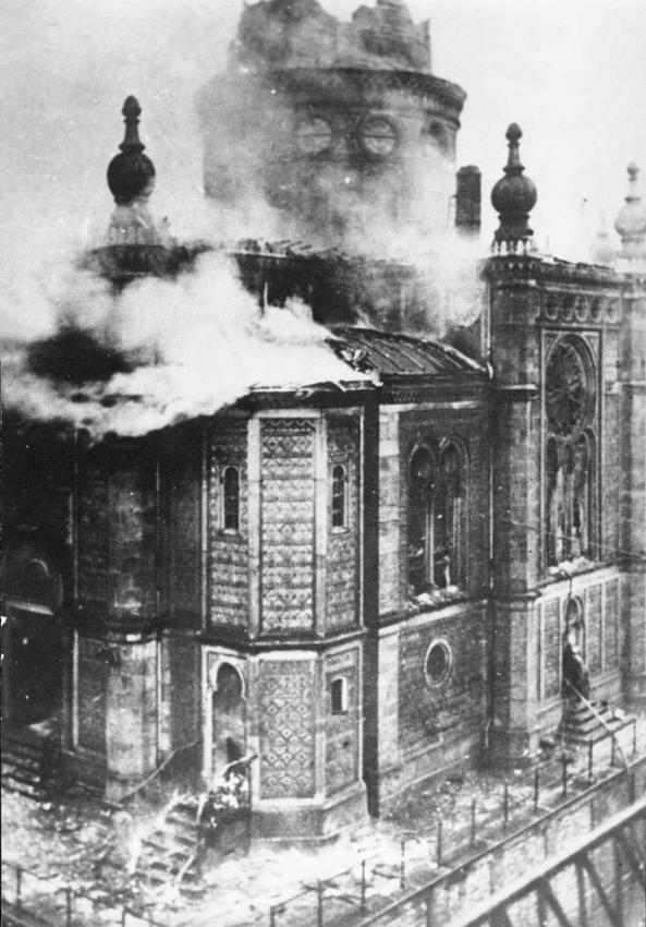 La sinagoga de la calle Michelsberg en llamas durante la Kristallnacht, Wiesbaden 9-10 de noviembre de 1938