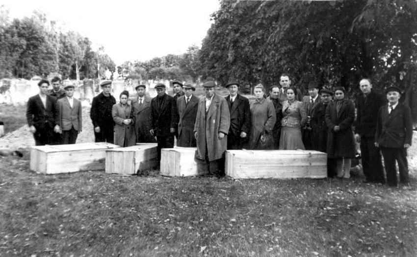נספי שואה מראקוב (Rakow) מובאים לקבורה בפיוטרקוב טריבונלסקי לאחר המלחמה.