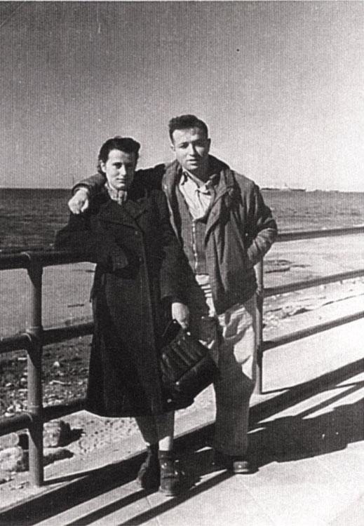 גניה ונחום מנור בביקורה הראשון של גניה בתל אביב, על שפת הים, 1950.  