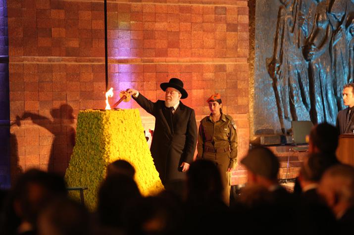 Chairman of the Yad Vashem Council, Rabbi Israel Meir Lau lights the torch at the State opening ceremony