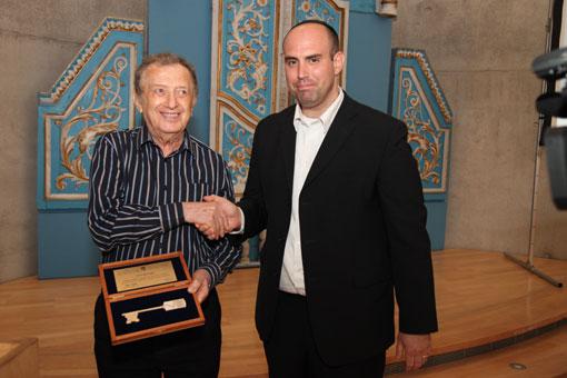 Left to right: Avraham Harshalom and Yaniv Oren, Director of the Israel Society of Yad Vashem