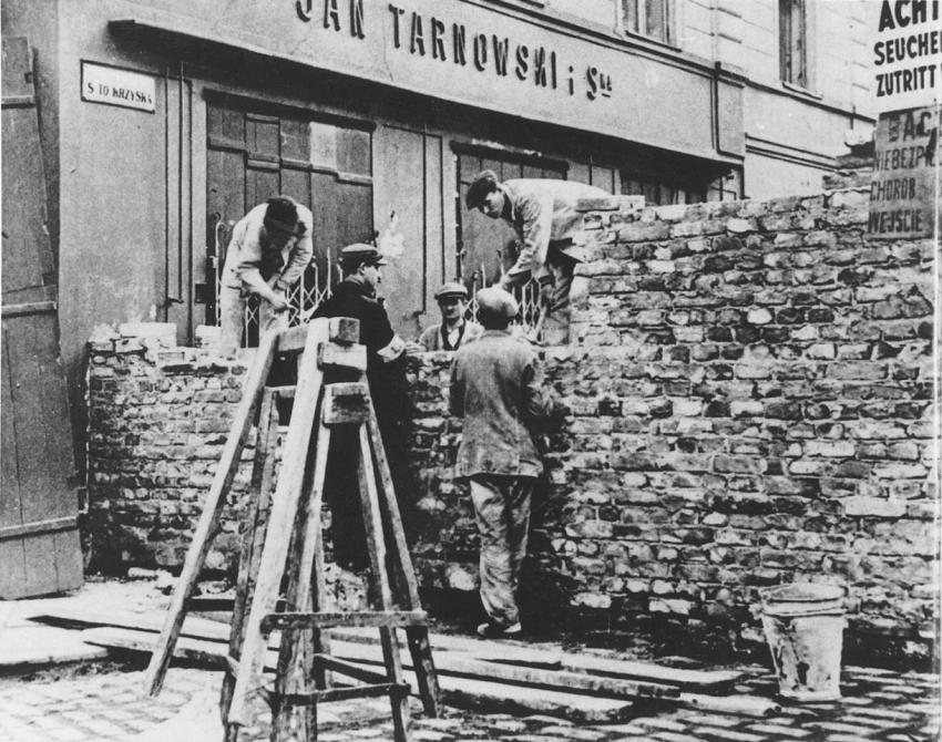 יהודים בונים את חומת גטו ורשה, גטו שהוקם בנובמבר 1940